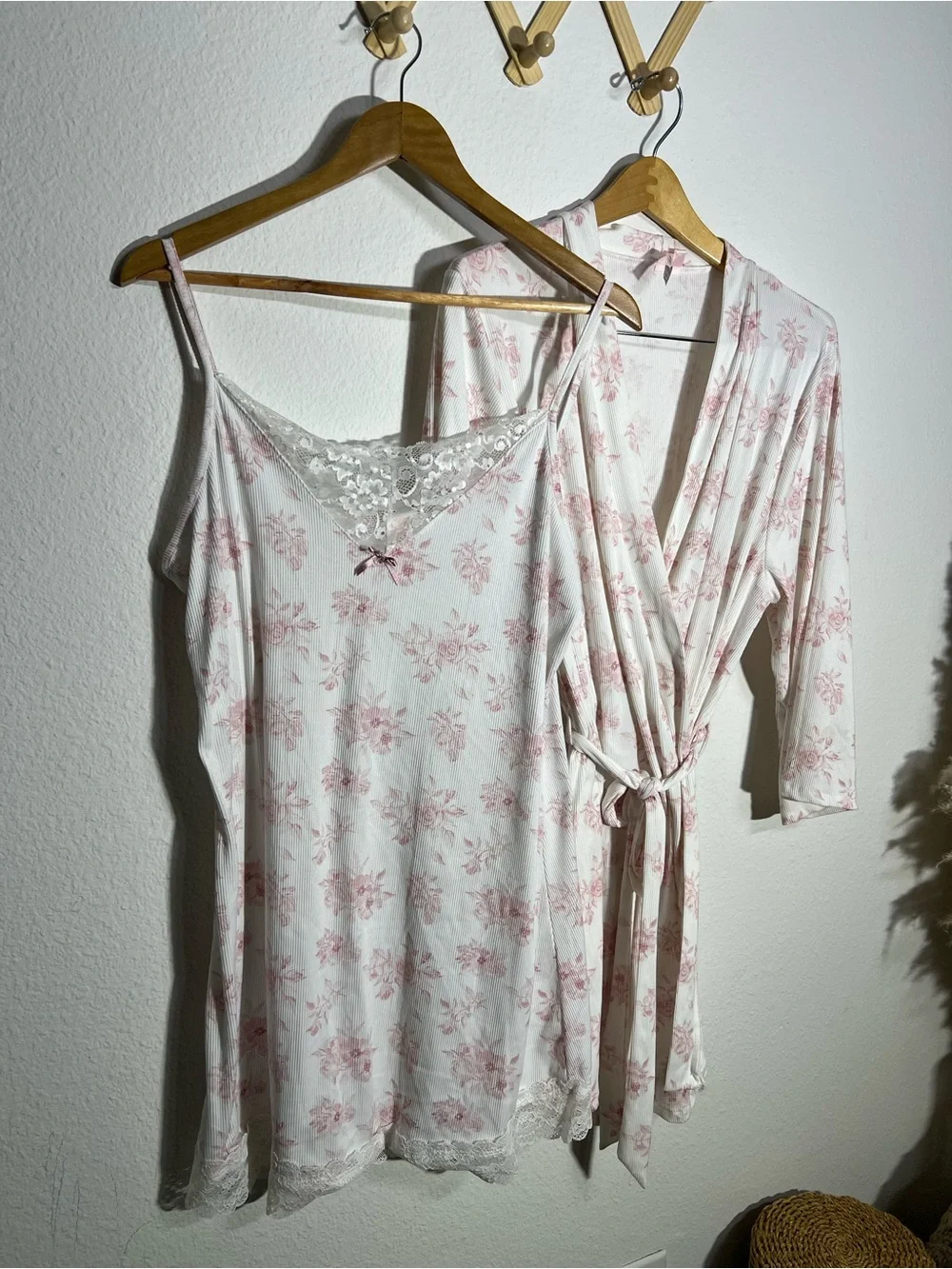 BODY TOUCH • baby pink and white floral robe & gown size XL - Picture 2 of 12